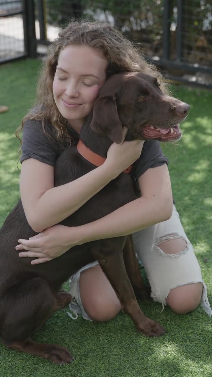 Tutora abrazando a su perro